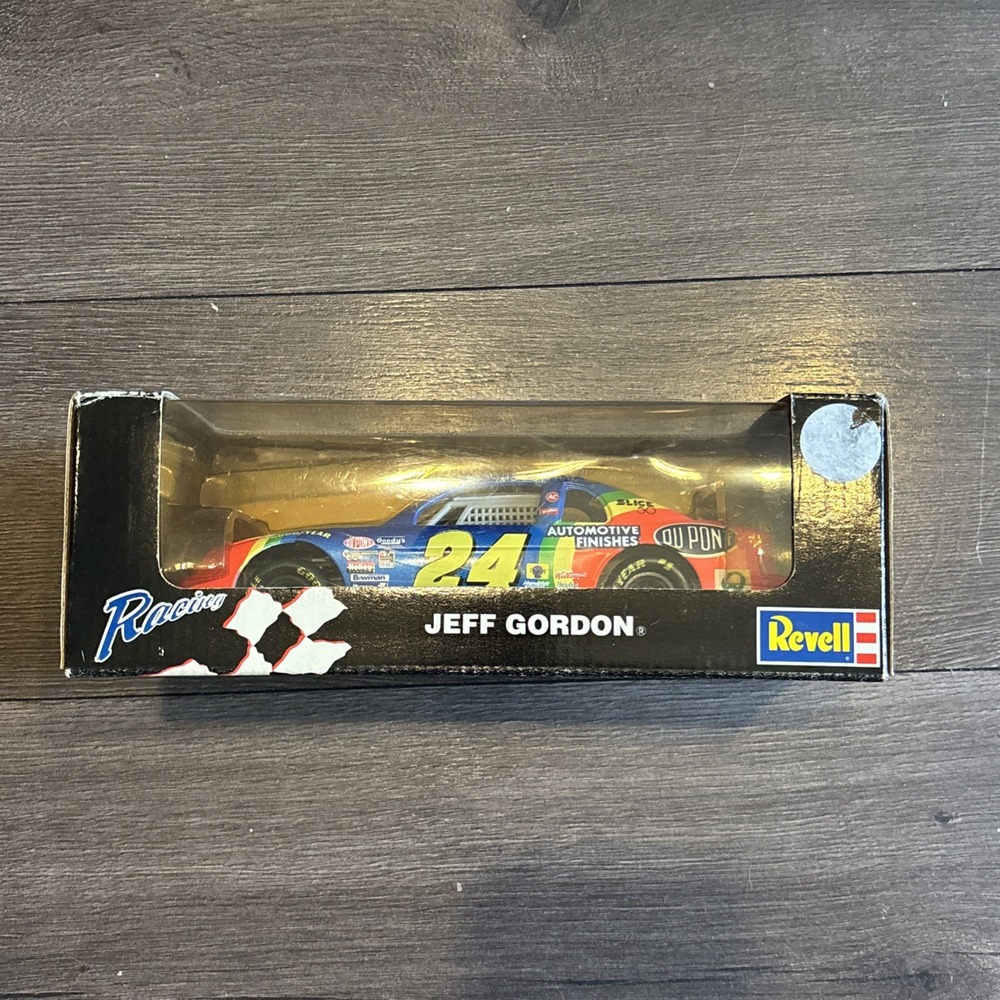 Revell Jeff Gordon 1996 1/24 Car DuPont Chevrolet Nascar Monte Carlo #24
